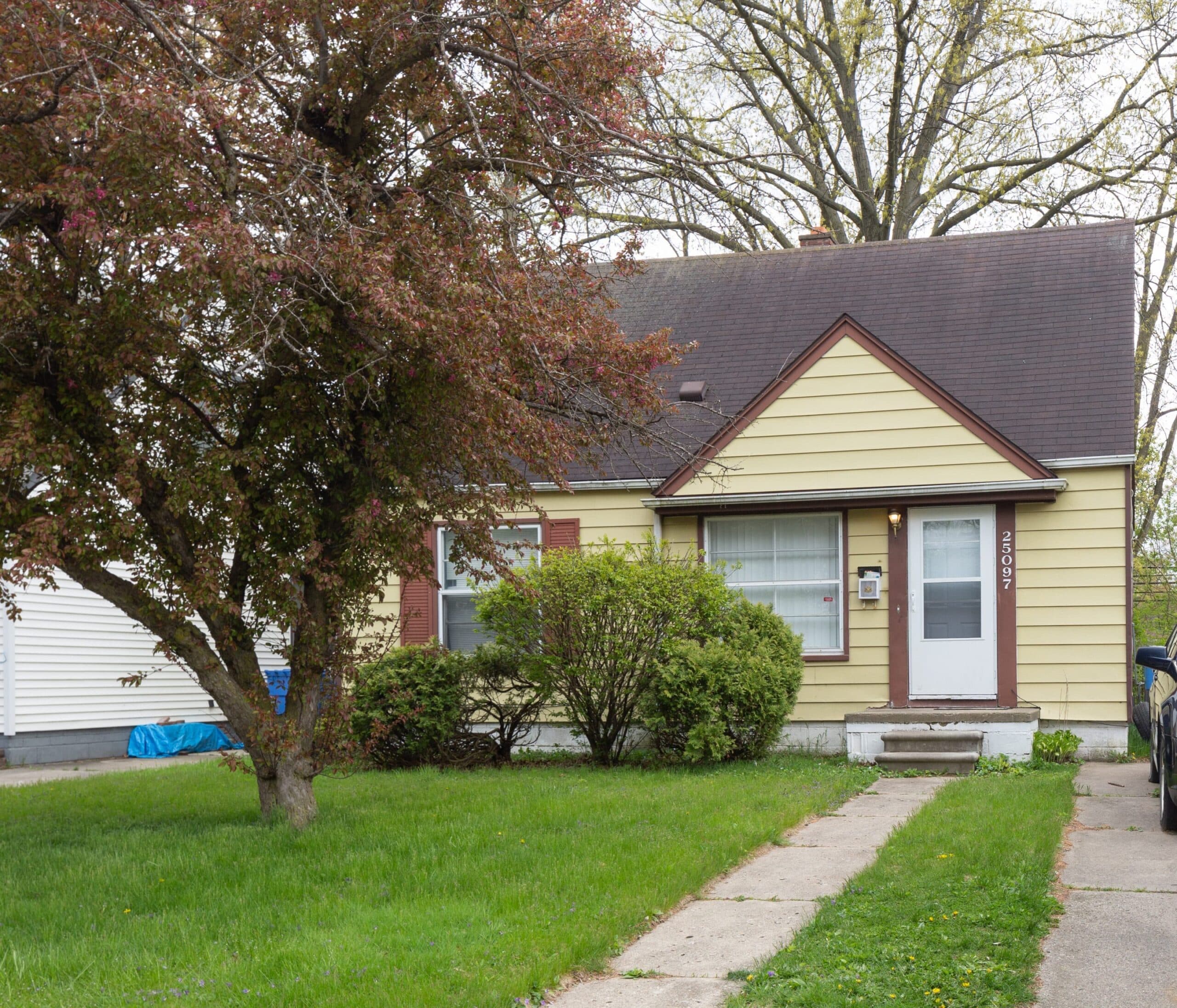 25097 Andover Dr, Dearborn Heights, MI 48125