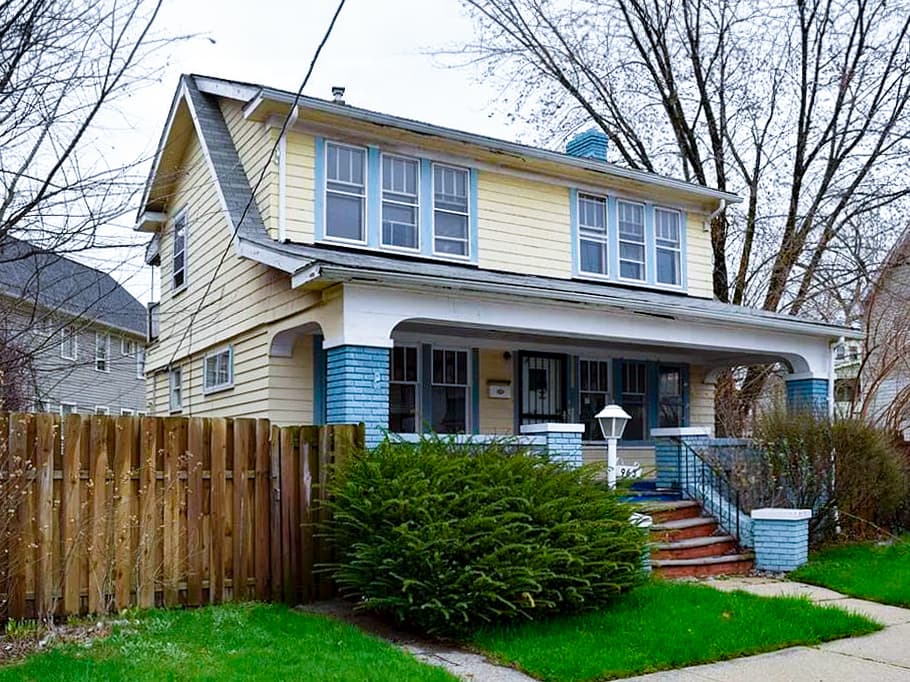 963 Paxton Rd, Cleveland, OH 44108